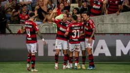 Jogadores do Flamengo comemoram gol durante partida pelo Brasileirão 2023.