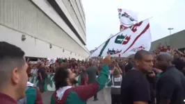 Os jogadores do Fluminense fizerm quetão de se dirigir aos torcedores, logo após o desembarque no Rio.