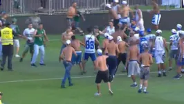 Briga generalizada entre torcedores de Coritiba e Cruzeiro marcou o jogo do último sábado (11), na Vila Capanema.