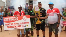 Atletas e dirigentes do Jabatiteua posam com o troféu e o cheque simbólico da premiação do campeão da Terra Firme.