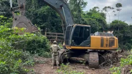 Durante a operação da PF, foram localizados duas escavadeiras e um britador