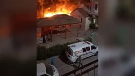 Hospital em chamas após ser atacado