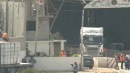 Momento da chegada dos caminhões a Faixa de Gaza