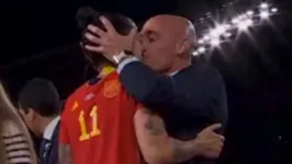 Momento em que Luis Rubiales beija à força Jenni Hermoso após a final da Copa do Mundo Feminina, conquistada pela Espanha.