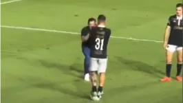 Atacante Rossi foi um dos jogadores vascaínos a repetir o gesto controverso de Soteldo, após vitória sobre o Bragantino que ajudou a rebaixar o Santos.