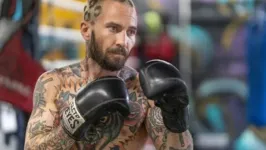 O lutador Mark Irwin terminou o combate de boxe sem luvas com lesões assustadoras na cabeça.