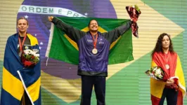 Josiane Lima festeja a medalha de ouro no Mundial de MMA amador.