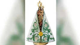Manto tem o brasão do centenário da Basílica de Nazaré com predominante na cor verde
