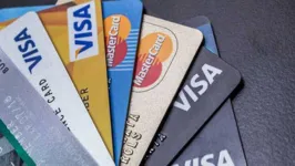 Atualmente, a taxa média anual dos juros rotativos do cartão de crédito é de 445,7%.