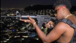 MC PQD posta fotos armado e com colete à prova de balas nas redes sociais.