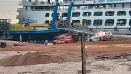 Militares dos Bombeiros e da PM estiveram no porto após denúncia de um corpo encontrado dentro do rio