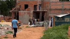 Pedreiro foi encontrado em obra ao lado da casa onde família foi morta a facadas