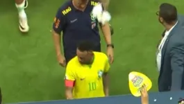 Neymar foi atingido por um pacote de pipoca arremessado por torcedor, após empate com a Venezuela, na Arena Pantanal.