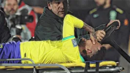 Neymar, que saiu de campo chorando, será submetido a um exame de imagem nesta quarta-feira (18), em São Paulo.