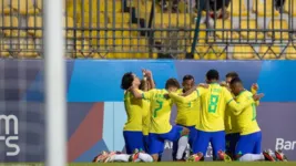 Jogadores do Brasil comemoram um dos gols da vitória sobre a Colômbia, no Pan de Santiago 2023.