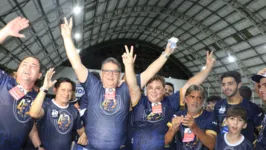 Ao lado de apoiadores, Tonhão comemora eleição para a presidência do Clube do Remo.
