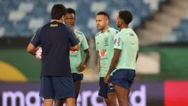 Fernando Diniz em conversa com Vini Jr., Neymar e Rodrygo, na Arena Pantanal, em Cuiabá.