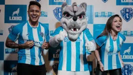 Nova camisa principal do Paysandu mantém o tradicional padrão com listras verticais, agora em azul royal e branco.