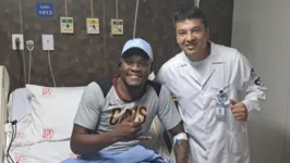 Paulão ao lado do médico do Paysandu, Edilson Andrade, responsável por conduzir a cururgia do zagueiro.