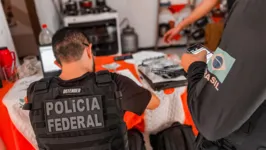 Agentes federais conseguiram identificar que o detento comercializava vídeos e fotos de crianças e adolescentes em grupos nos aplicativos de mensagens