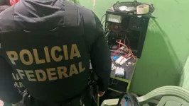 O homem que foi alvo de um mandado de busca e apreensão foi identificado durante as investigações da Polícia Federal.