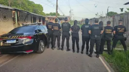 Policiais cumpriram um mandado de busca e apreensão contra o suspeito.