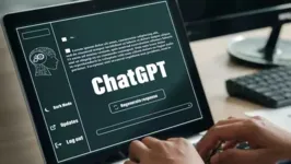 O ChatGPT é um chatbot que usa IA para gerar textos em diferentes formatos, tamanhos e tons, de acordo com as palavras-chave fornecidas pelo usuário.
