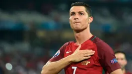 Cristiano Ronaldo comemorando gol com a camisa de Portugal.