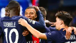 Ao lado dos colegas de time, Mbappé comemora o primeiro gol da vitória por 3 a 0 sobre o Milan.