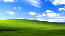 Essa é a famosa paisagem que virou o fundo de tela padrão dos computadores com o sistema operacional Windows XP durante os anos 90 e 2000.