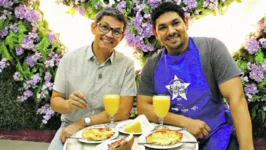 João Roberto e Caio Barros com o menu da doceria Amorosa