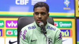 Rodrygo concedeu entrevista coletiva na noite deste sábado (14), no Uruguai, após treino da Seleção Brasileira.