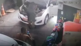 Policial chegou a ser atingido por um tiro disparado pelo criminoso.