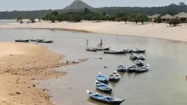 Banhistas passam a pé em leito mais seco do no rio Tapajós, em Alter do Chão, no Pará