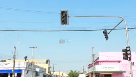 Semáforo estaria sem funcionar há quase um ano, segundo moradores