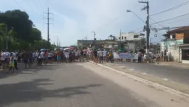 Moradores do conjunto residencial Comunidade Liberdade 2 interditaram a avenida Perimetral
