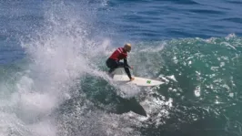 A brasileira Tatiana Weston-Webb está na disputa pela medalha de ouro nas finais do surfe do Pan 2023.