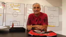 Tite não escondeu a emoção ao receber um presente cheio de significado pessoal do Flamengo.