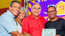 O presidente da Codem, Lélio Costa, e o prefeito de Belém, Edmilson Rodrigues, entregaram os títulos de propriedade.