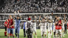 Jogadores do Santos agradeceram o apoio da torcida, na vitória que tirou o Peixe da zona de rebaixamento do Brasileirão.