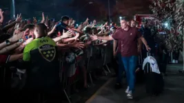 O técnico Juan Pablo Vojvoda é recepcionado pela torcida do Fortaleza durante desembarque no Aeroporto Velho, na capital cearense.