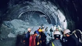 Imagem ilustrativa da notícia Vídeo: túnel desaba e prende trabalhadores nos escombros