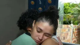 Samara abraça o filho após sair do presídio