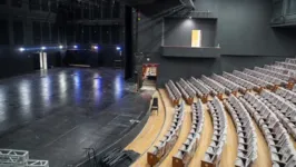 Com mais lugares e novas instalações, o teatro reabre com programação variada e maior acessibilidade