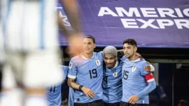 Uruguaios celebram vitória sobre a Argentina dentro de Buenos Aires
