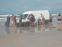 Mesmo com a intervenção de quem estava na praia não foi possível salvar o veículo