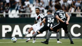 O Vasco recebe o Botafogo em São Januário, nesta segunda (6), em um clássico decisivo para ambos.