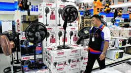 Lojistas estão abastecidos de ventiladores e procura tem aumentado