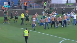 A partida precisou ser paralisada após a invasão de campo no estádio da Vila Capanema, em Curitiba.