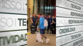 Messi recebeu o carinho dos torcedores no momento em que desceu do ônibus na entrada do hotel no Rio de Janeiro.